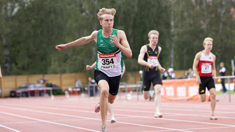Juho Venäläinen juoksemassa.