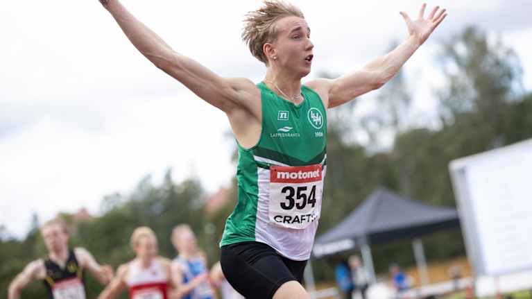 Juho Venäläinen tuulettamassa.