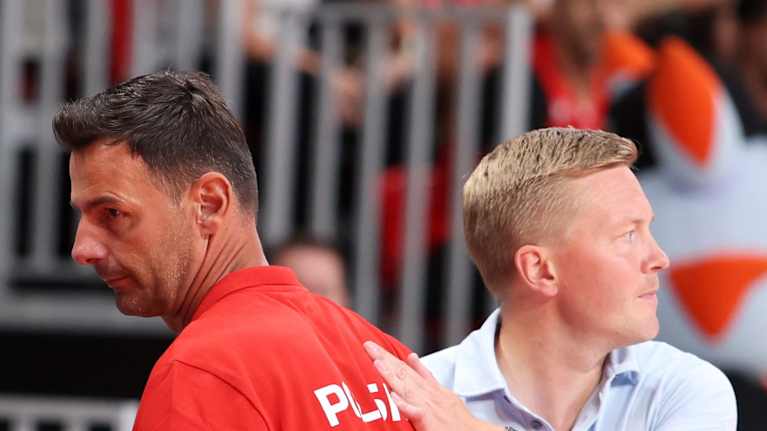 Lassi Tuovi ja Igor Milicic kättelivät, kun Milicic lensi ulos.