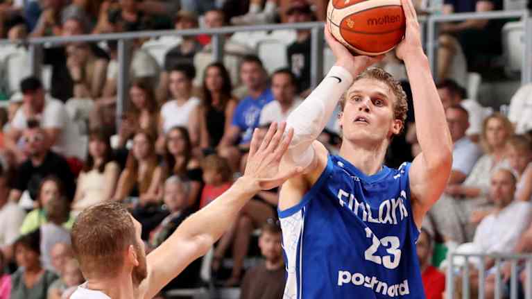 Lauri Markkanen heitti pallon koriin Puolaa vastaan.
