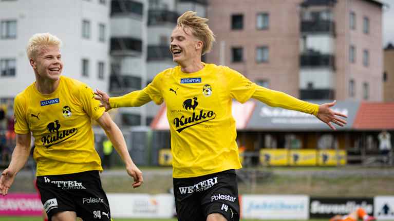 Samuel Pasanen tuulettaa maalia FC Interiä vastaan.