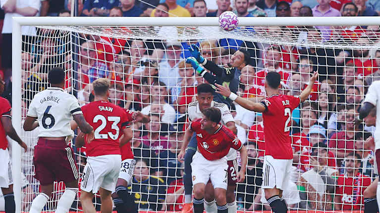 Altay Bayindir Manchester Unitedin maalilla.