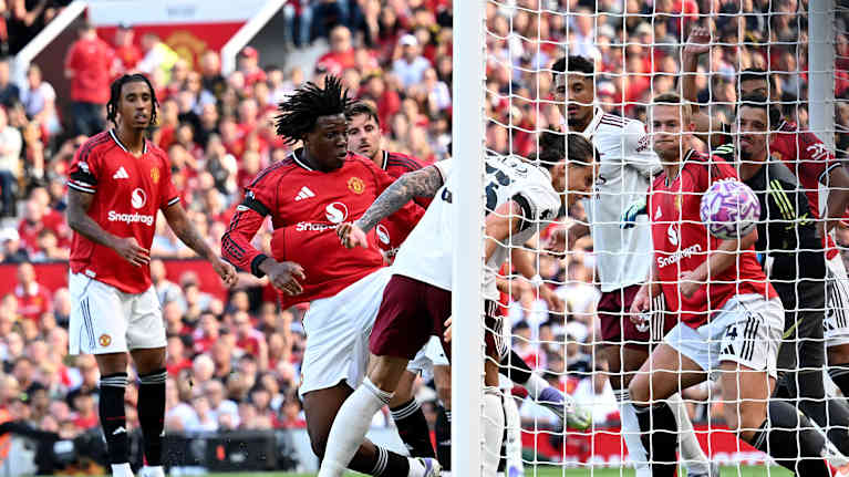  Riccardo Calafiori puskee pallon maaliin Manchester Unitedia vastaan.