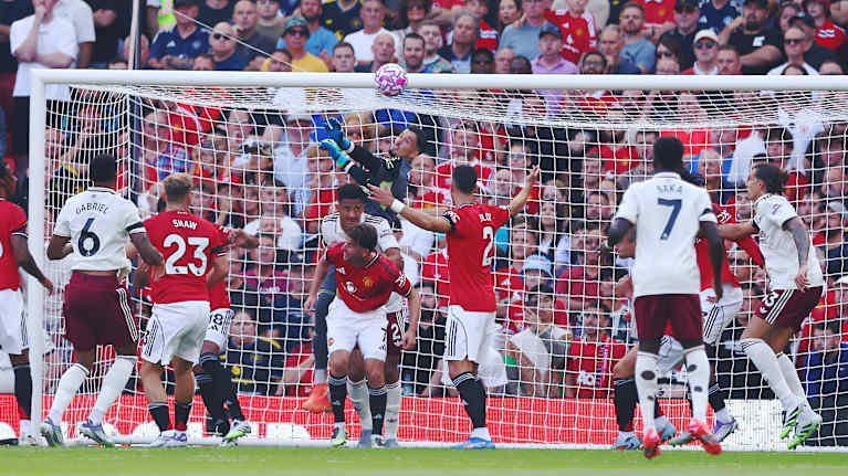 Altay Bayindir kamppailee Manchester Unitedin maalilla.