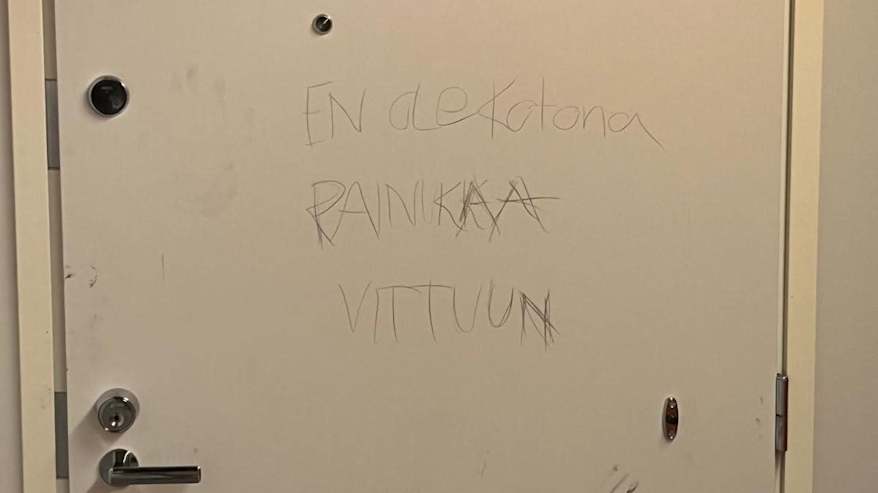 asunnon ovi rappukäytävässä, jonka postiluukku rikottu ja ovi sotkettu 
