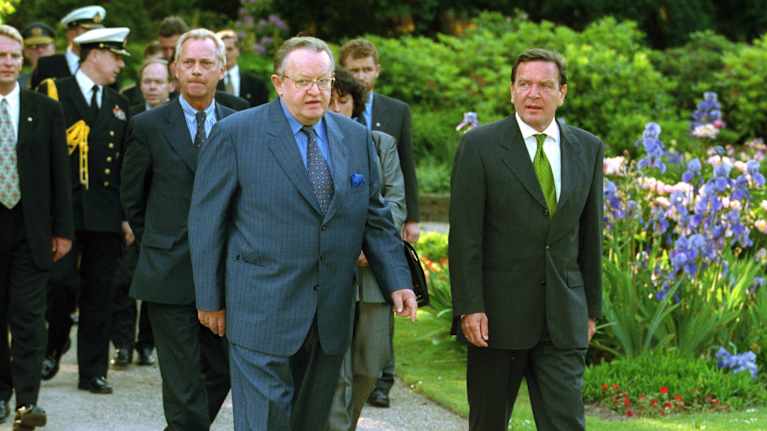 Mrtti Ahtisaari ja Gerhardt Schröder kävelemässä.