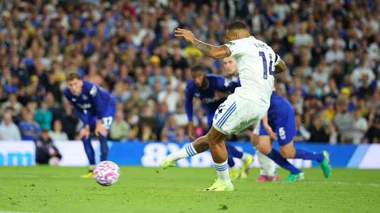 Leedsin Lukas Nmecha sijoittaa rangaistuspotkusta joukkueensa 1-0-voittomaalin Evertonin verkkoon 18.8. 2025. 