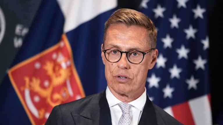 Alexander Stubb puhuu tiedotustilaisuudessa.