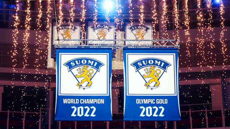 Leijonien MM- ja olympiavoittojen viirit vuodelta 2022 nousevat kattoon Turun areenassa ennen Karjala-turnausta 10.11.2022.