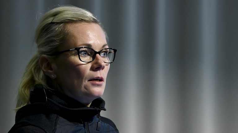 Suekin tutkimuspäällikkö Nina Laakso puhuu Häirintä suomalaisessa kilpaurheilussa -tutkimuksen julkaisutilaisuudessa Helsingissä 8. syyskuuta 2020.