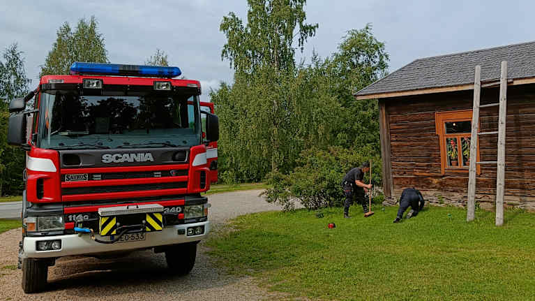 Palomiehet poistavat kyykäärmettä.