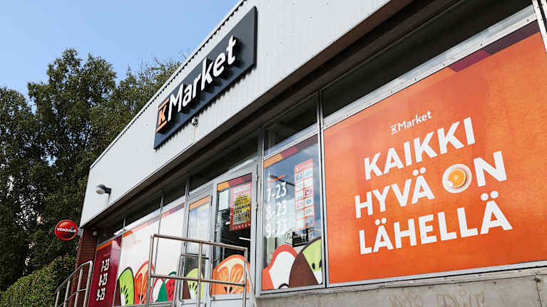 K-market Domuksen julkisivu ja pyöräteline.