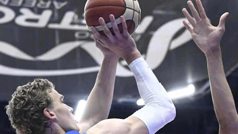 Lauri Markkanen heittää koripalloa Belgiaa vastaan EM-kisoissa.