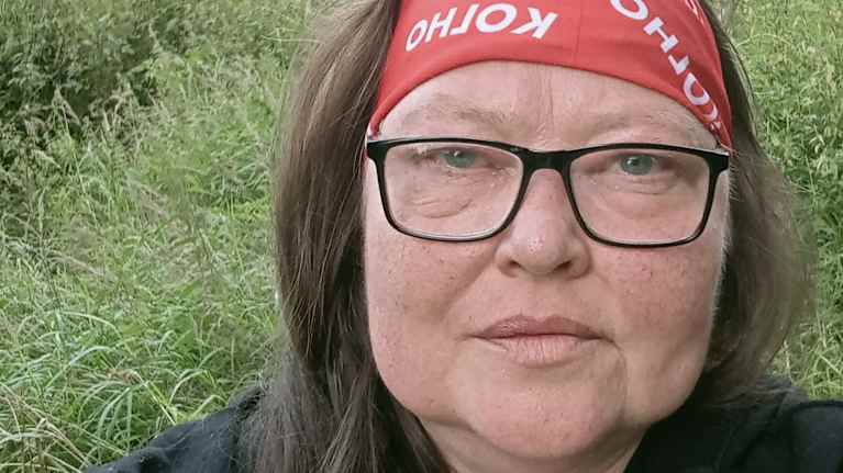 Luonnonsuojeluliitto Tapiolan puheenjohtaja katsoo kohti kameraa.