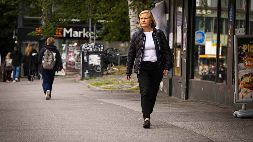 Sisäministeri Mari Rantanen kävelee kadulla.