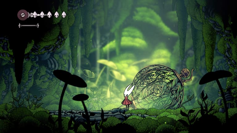 Stillikuva Hollow Knight: Silksong -pelistä. Pieni punainen hahmo seisoo keskellä vihreää suomaisemaa.