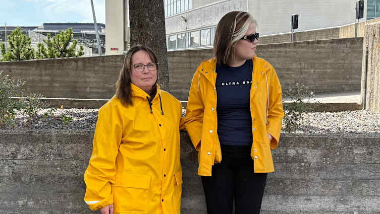 Anna Moilanen Tampereelta tyttärensä kanssa keltaisen sadetakit yllään.