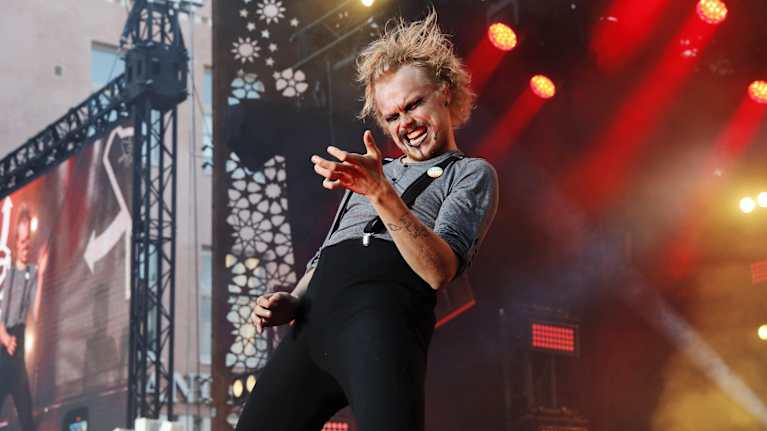Aapo "The Angus" Rautio soittaa ilmakitaraa.
