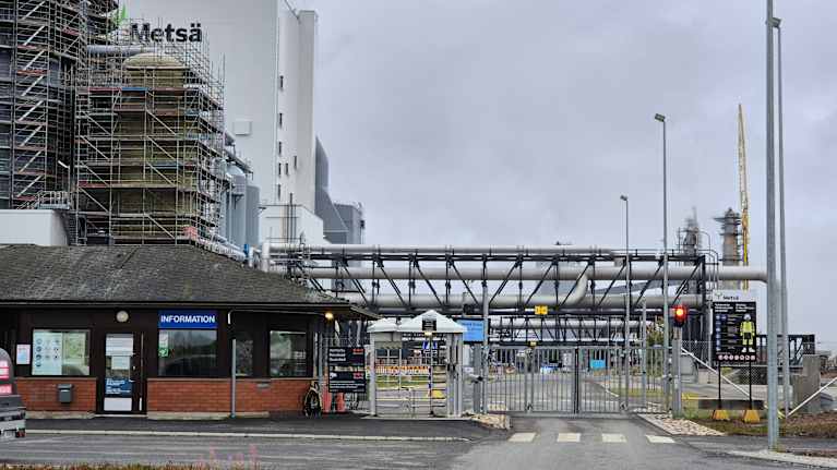 Metsä Groupin Kemin tehtaan portit. Taustalla näkyy hälytysajoneuvon sinisiä valoja.