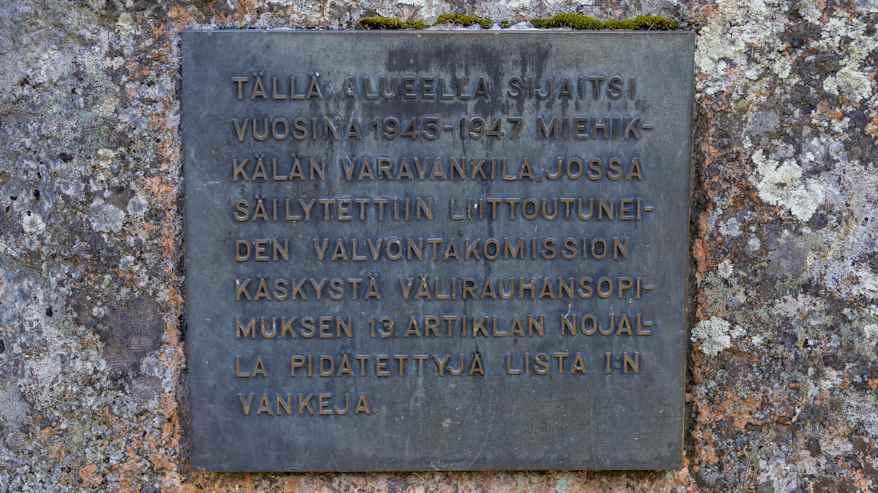 Muistokyltti varavankilan muistolle entisen leirikeskuksen alueella Suur-Miehikkälässä.