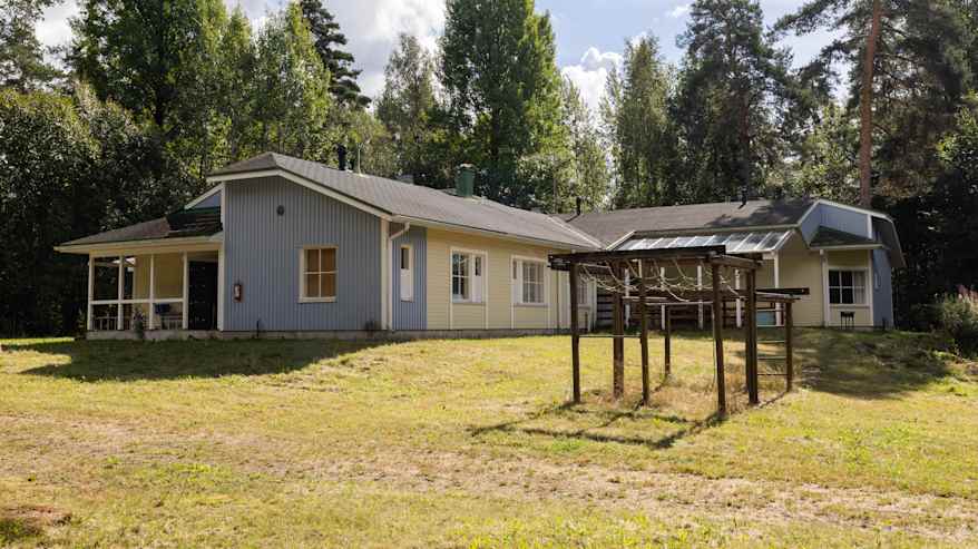 Rakennus entisen leirikeskuksen alueella Suur-Miehikkälässä.