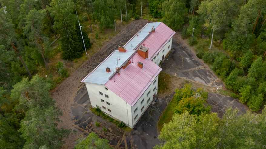 Rajavartioston entisen varuskunnan 1950-luvulla valmistunut iso päärakennus Miehikkälässä.
