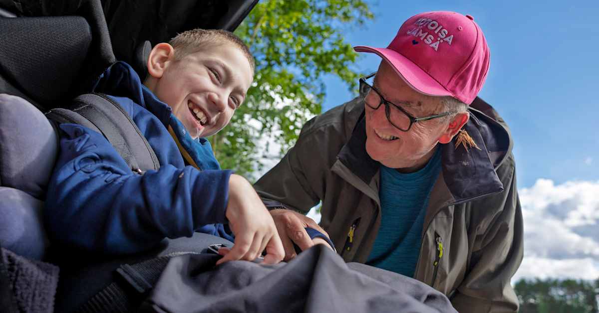 Ensin itkupotku­raivari, sitten ilon­kiljahduksia – maastokärry vie vaikeavammaisen sinne, minne esteetön reitti ei yllä | Keski-Suomi