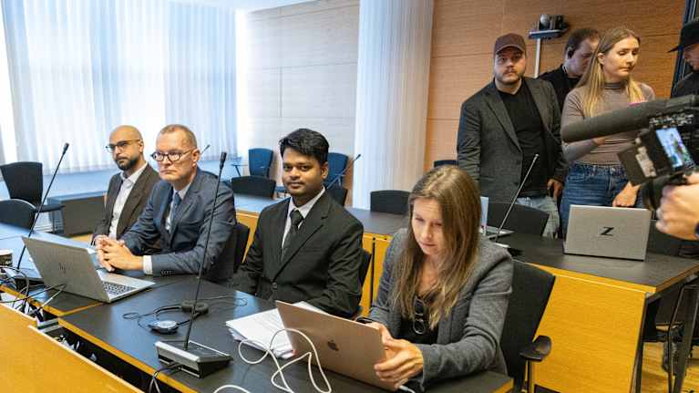 yliperämies Robert Egizaryan oikeudessa ja toinen perämies Santosh Kumar Chaurasia.