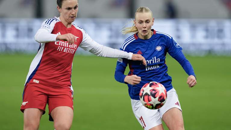 Karina Sævik tavoittelee palloa.
