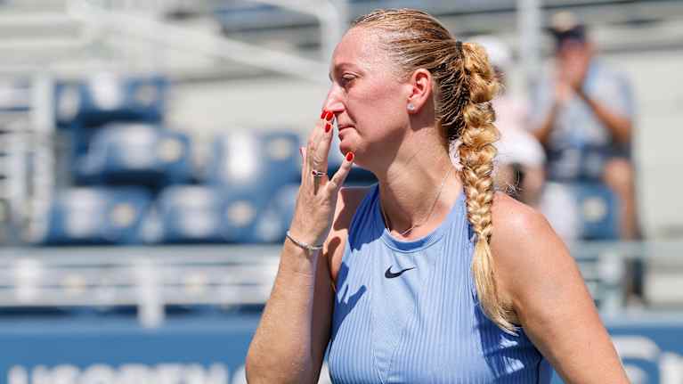Petra Kvitova koki tunnemyrskyn uransa viimeisessä tennisottelussa US Openissa 25.8. 2025.  