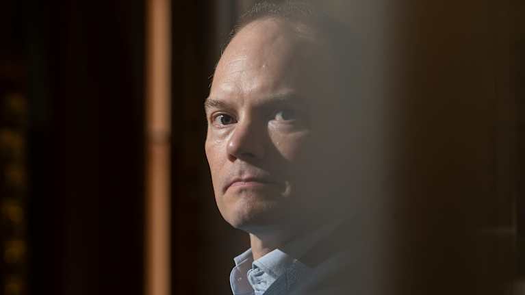 Marko Uotinen kirjaston tiloissa.