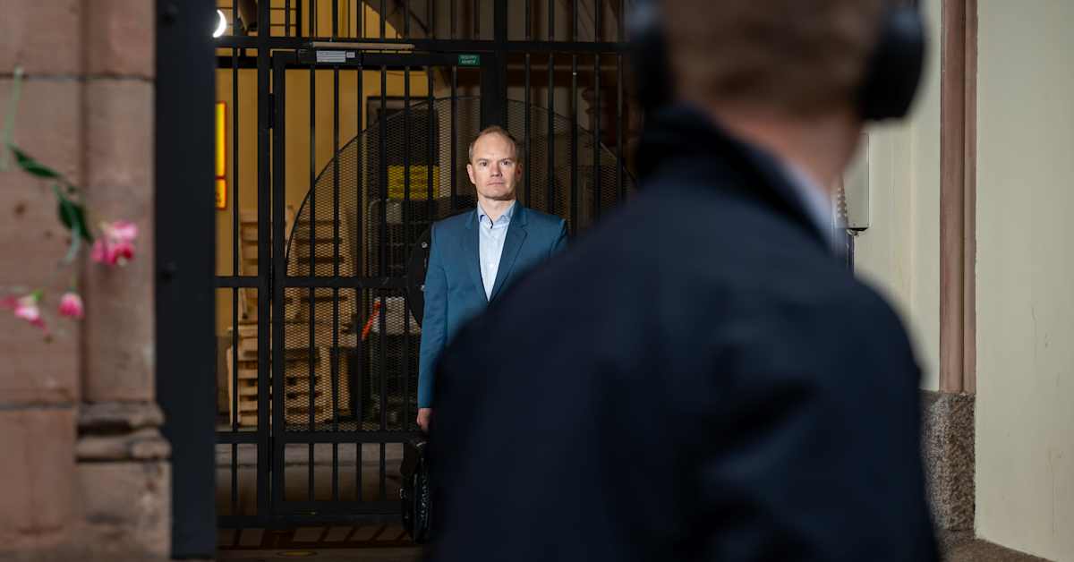Miksi ihminen ryhtyy vakoojaksi? Asiantuntija kertoo, millaisia syöttejä tiedustelupalvelujen värvääjät asettavat | Ulkomaat