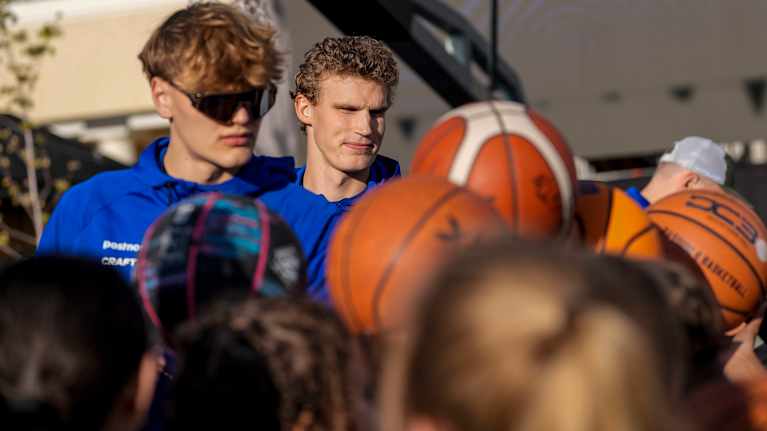 Miikka Muurinen ja Lauri Markkane Tampereen keskustorilla.