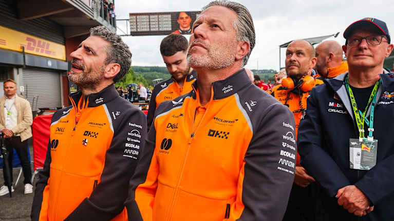 Andrea Stella ja Zak Brown ovat McLarenin pomoportaassa.