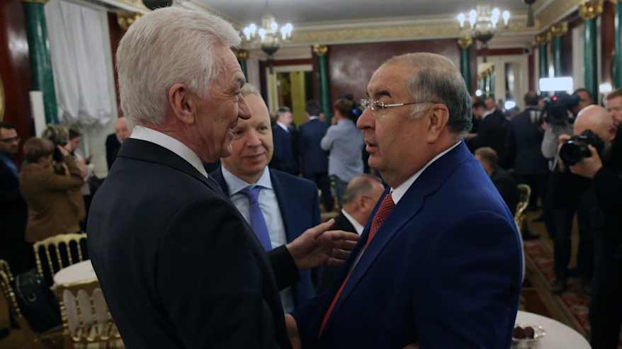 Venäjän rikkaat liikemiehet Ališer Usmanov (oik.), Gennadi Timtšenko ja Dmitri Mazepin tapasivat Kremlissä vuonna 2019. 