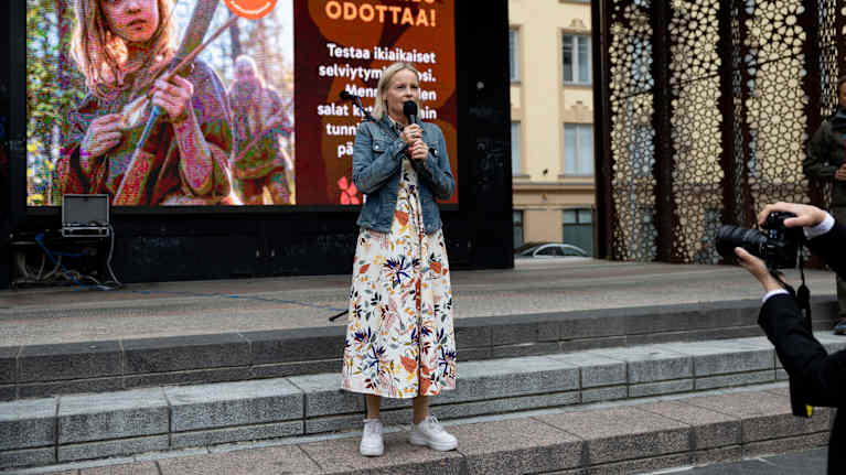 Riikka Purra puhuu lavalla.