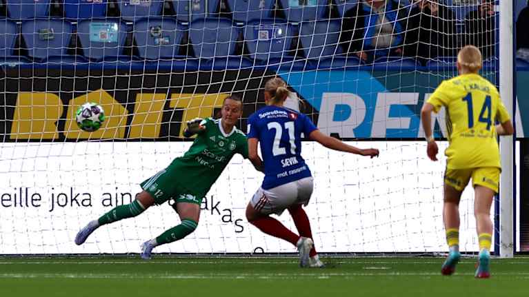 Karina Saevik skjuter en straff in förbi Annika Laihanen.