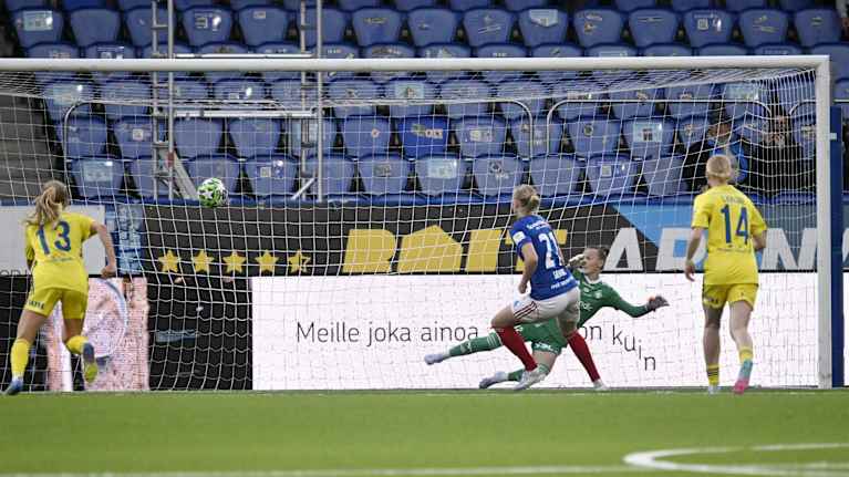 Vålerengan Karina Sävik tekee maalin HJK:n verkkoon.
