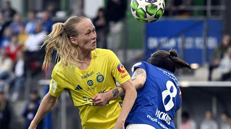 HJK:n Minea Lassas ja Vålerengan Linn Vickius kaksinkamppailussa.