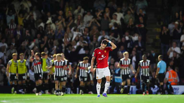 Manchester Unitedin puolustaja Diogo Dalot ihmettelee tapahtunutta 27.8. 2025. 