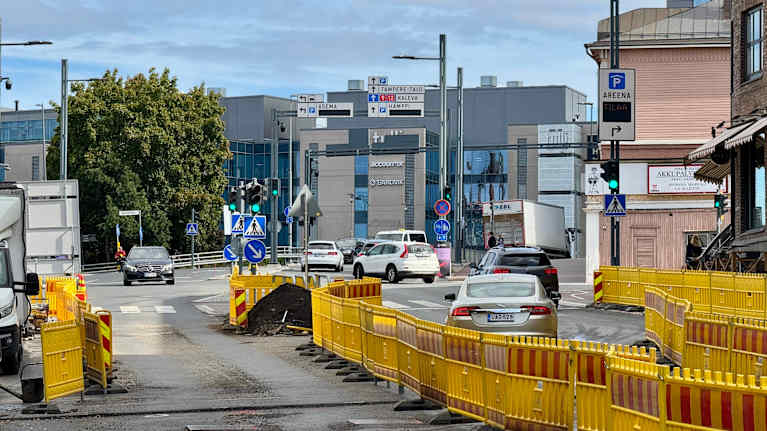 Keskustan liikennejärjestelyt ovat väliaikaisesti muutettu johtuen alueella meneillään olevista tietyömaista. Kulkuväylät on rajattu keltaisilla kaiteilla, ja katualueella näkyy liikennemerkkien sekä valo-ohjausten opastavan autoilijoita ja jalankulkijoita.