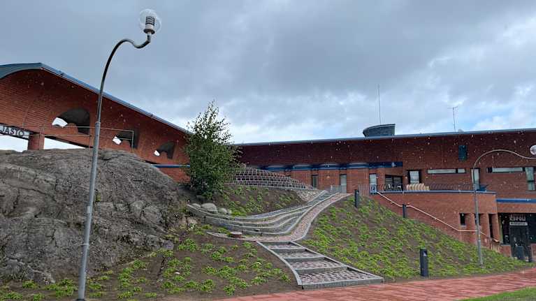 Reima ja Raili Pietilän suunnittelema Käärmekallio Tampereen Hervannassa.