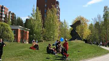 Ihmisiä aikaa viettämässä Runoilijanaukiolla kevällä 2009.