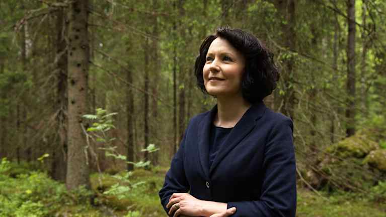Jenni Haukio metsässä.