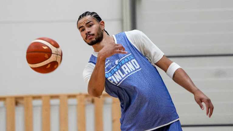 Olivier Nkamhoua Susijengin harjoituksissa Tampereella koripallon EM-kisoisa 2025. 