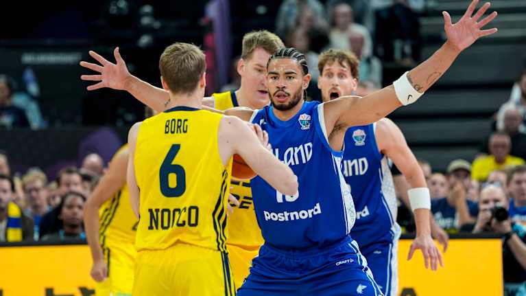 Olivier Nkamhoua puolustaa Ruotsin Tobias Borgia koripallon EM-kisoissa 2025.