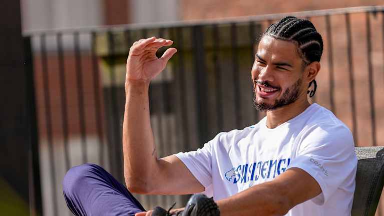 Olivier Nkamhoua koripallon EM-kisoissa 2025 Suomen joukkuen hotellilla Tampereella.