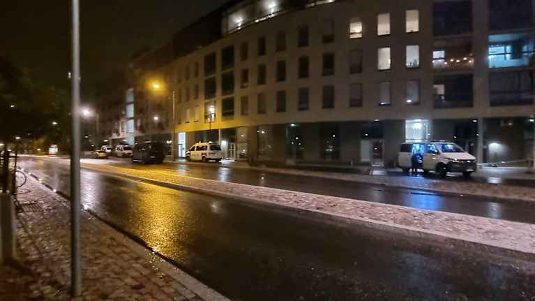 Poliisiautoja Espoon Henttaalla.