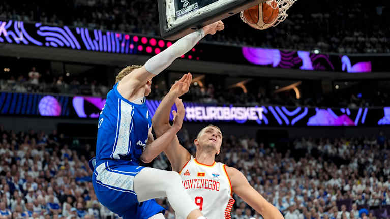 Lauri Markkanen ja Montenegron Marko Simonovic pelaavat koripalloa.