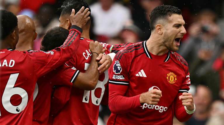 Diogo Dalot ja muut ManUn pelaajat juhlivat maalia.